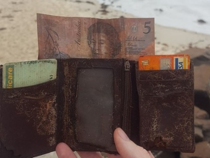Wallet lost on Australian beach returned to owner 25 years later | 25 साल पहले नए साल के जश्न में खो गया था पर्स, इतने सालों बाद जाकर अब मिला तो खुशी से झूमने लगा शख्स
