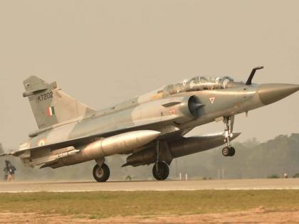 Purvanchal Expressway Sukhoi and Miraj practiced for two hours airstrip Indian Air Force fighter jets land emergency exercise see video | Purvanchal Expressway: पूर्वांचल एक्सप्रेस वे दो घंटे तक लड़ाकू विमानों का एयर शो, सुखोई और मिराज ने ''टच एंड गो'' का अभ्यास किया, देखें वीडियो