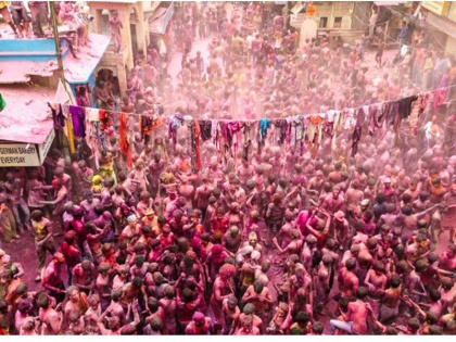 holi celebration: kapda fad holi in pushkar rajasthan | यहां खेली जाती है अनोखे अंदाज में होली, महिलाएं फाड़ देती हैं विदेशी मर्दों के कपड़े