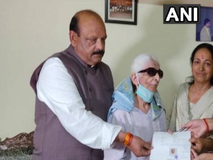 78-year-old Pushpa Munjial transfers all her property in Rahul Gandhi's name says Country needs him | 78 वर्षीय महिला ने राहुल गांधी के नाम की सारी संपत्ति, कहा- देश को उनकी जरूरत है 78-year-old Pushpa Munjial transfers all her property in Rahul Gandhi's name says Country needs him | 78 वर्षीय महिला ने राहुल गांधी के नाम की सारी संपत्ति, कहा- देश को उनकी जरूरत है