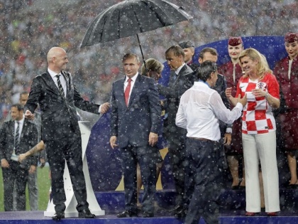 World Cup 2018: Vladimir Putin gets trolled for bringing umbrella in Award Ceremony | फीफा वर्ल्ड कप: सोशल मीडिया पर लोगों ने व्लादिमीर पुतिन के लिए मजे, ट्विटर पर आए फनी कमेंट