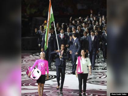 commonwealth games 2018 open gold coast pv sindhu leads indian contigent | CWG 2018: सिंधु ने थामा भारतीय ध्वज, रंगारंग ओपनिंग सेरेमनी से खेलों की शुरुआत