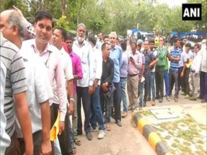 Delhi: People queue up to buy onions being sold at Rs 22 per kg by the Government of India. | उपभोक्ताओं को मिली राहत, दिल्ली में 22 रुपये प्रति किलो बिके प्याज Delhi: People queue up to buy onions being sold at Rs 22 per kg by the Government of India. | उपभोक्ताओं को मिली राहत, दिल्ली में 22 रुपये प्रति किलो बिके प्याज