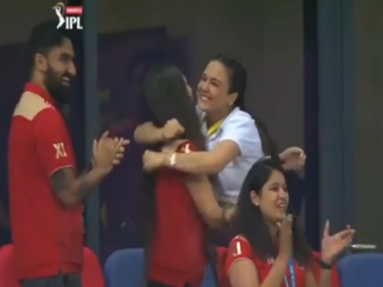 Preity Zinta showing different emotions during matches against mumbai | VIDEO: सुपर ओवर में प्रीति जिंटा के चेहरे का रंग पड़ा फीका, पंजाब की जीत पर ऐसे झूमीं एक्ट्रेस