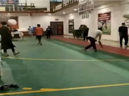 Jonty Rhodes Shares Viral Video Of People Playing Cricket In Quarantine centre | जोंटी रोड्स ने शेयर किया क्वारंटाइन सेंटर में क्रिकेट खेलते लोगों का वायरल वीडियो, कहा, 'इसीलिए मैं भारत से बेहद प्यार करता हूं'