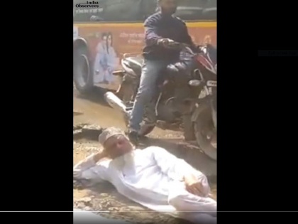 Akhilesh Yadav shares video of the corporator lying on the water flowing on the road | Watch: सड़क पर बह रहे पानी में लेटे शख्स का वीडियो शेयर कर अखिलेश यादव ने कहा, 'भइया काशी नहीं बन पाया अभी तक क्योटो'
