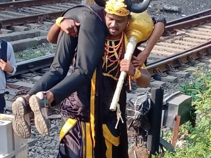 careful ! Don't risk your life 'Yamraj', the God of justice and death, roaming on the railway tracks in Andheri and Malad | सावधान ! अंधेरी और मलाड में रेल पटरियों पर घूम रहे न्याय और मृत्यु के देवता ‘यमराज’, जान जोखिम में मत डालो