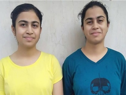 Twinning Forever Twins Mansi and Manya score perfectly identical marks in CBSE 12th Results 2020 | CBSE 12th Results 2020: मानसी एवं मान्या की कहानी, जुड़वां बहनों ने 12वीं परीक्षा में हासिल किए समान अंक, सभी को चौंकाया