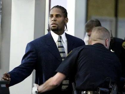 singer R Kelly abuse Case Woman Was Forced to Rub Poop on Her Face Have Abortion | उसने मुझे असुरक्षित सेक्स पोजिशन में ही रहने को कहा, अमेरिकी सिंगर आर. केली को लेकर पीड़ित महिला