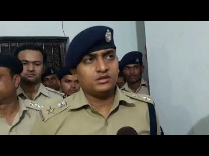 Madhya Pradesh bhopal snake hiding shoes Superintendent Police Mayank Awasthi picked office he bounced | पुलिस अधीक्षक मयंक अवस्थी के जूते में छिपा बैठा था सांप, ऑफिस जाने के लिए उठाया तो लगा फुफकराने