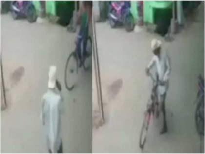 Viral video of thief stole the bicycle people were ahocked after watching this | शख्स ने मौका देखकर सफाई से की चोरी, लोगों ने कहा- ये तो चोरो का सरदार निकला, वीडियो वायरल