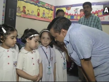 delhi CM Arvind Kejriwal Deputy CM Manish Sisodia visits Rabia girls Public School today | मुख्यमंत्री केजरीवाल ने लगाई राबिया स्‍कूल के प्रबंधन की क्लास, बच्चियों को बेसमेंट में किया था कैद