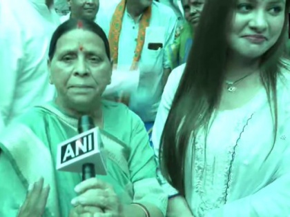 Nitish Kumar-Tejashwi yadav swearing-in Rabri Devi said all forgiven, Tejashwi Yadav touched feet took blessings from CM Nitish BJP see glimpses see video | Nitish Kumar-Tejashwi yadav: राबड़ी देवी ने कहा-सब माफ, तेजस्वी ने पांव छूकर सीएम नीतीश से आशीर्वाद लिया, भाजपा शपथ ग्रहण समारोह से दूर, देखें झलकियां