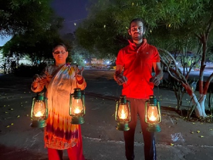 Coronavirus: RJD Leader Rabri Devi and Tej Pratap lit lantern instead of Diya and Candle | 9PM 9Minutes: RJD नेता राबड़ी देवी और उनके बेटे तेज प्रताप ने जलाई लालटेन, तस्वीर ट्वीट कर लिखा यह संदेश