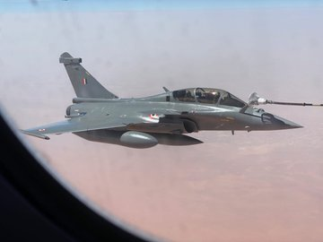 On the safe landing of Rafale, Defense Minister Rajnath Singh said- Congratulations to the Air Force, the beginning of a new era for India in military history. | राफेल के सुरक्षित लैंड करने पर रक्षा मंत्री राजनाथ सिंह ने कहा- वायुसेना को बधाई, सैन्य इतिहास में भारत के लिए एक नए युग की शुरुआत