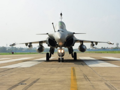 IAF formally inducts Rafale 5 fighter jets in its fleet at Ambala airbase | भारतीय वायुसेना में शामिल हुआ राफेल, अंबाला के आसमान में दिखाई अपनी ताकत