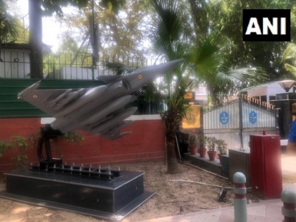 Replica of Rafale jet erected outside Air Chief Marshal BS Dhanoa’s residence in Delhi. His residence is next to Congress Headquarters | दिल्लीः एयर चीफ मार्शल के आवास के बाहर लगी राफेल की प्रतिमूर्ति, पड़ोस में है कांग्रेस मुख्यालय