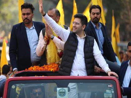 Delhi Elections: AAP MP Raghav Chadha's spectacular road show in Rohini, large number of youth and women gathered, expressed confidence of a big victory in Delhi | Delhi Elections: राघव चड्ढा का रोहिणी में शानदार रोड शो, बड़ी संख्या में उमड़ी युवाओं, महिलाओं की भीड़, जताया दिल्ली में बड़ी जीत का भरोसा