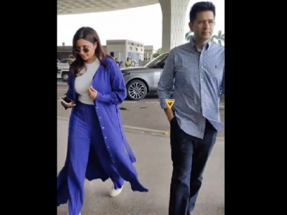 Raghav and Parineeti were seen twinning at the airport cute couple in blue clothes looted the hearts of fans | एयरपोर्ट पर ट्विनिंग करते दिखें राघव और परिणीति, ब्लू रंग के कपड़ों में क्यूट कपल ने लूटा फैन्स का दिल