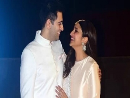 Newlyweds Parineeti Chopra And Raghav Chadha Make First Public Appearance After Wedding Watch Video | शादी के बाद पहली बार सार्वजनिक रूप से नजर आए परिणीति चोपड़ा और राघव चड्ढा, दोनों का वीडियो हुआ वायरल