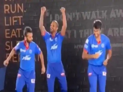 shikhar dhawan doing punjab dance with his team mates r ashwin and ajinkya rahane video goes viral | VIDEO: 'गब्बर' शिखर धवन ने अजिंक्य रहाणे और अश्विन संग किया पंजाबी डांस, वायरल हो रहा मजेदार वीडियो