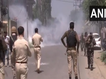 budgam Kashmiri Pandits blocked highway in protest against the killing of Rahul Bhatt police fired tear gas | जम्मू-कश्मीरः राहुल भट्ट की हत्या के विरोध में कश्मीरी पंडितों ने जाम किया हाईवे, पुलिस ने दागे आंसू गैस के गोले