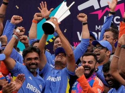 ICC T20 World Cup 2024 team india Rahul Dravid screamed and cried Ravichandran Ashwin recalls rare explosion emotion from ex-India coach virat kohli see video | ICC T20 World Cup 2024 team india: कप को गले लगाते और रोते हुए देखा..., अश्विन ने यूट्यूब चैनल पर कहा-कोहली का द्रविड़ को टी20 विश्व कप ट्रॉफी सौंपना, देखें वीडियो
