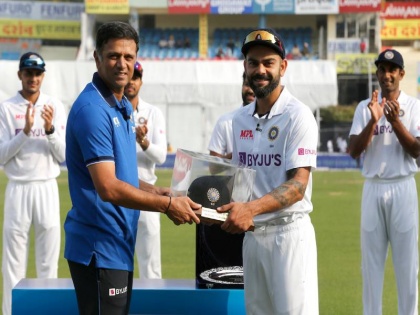 Rahul Dravid felicitates Virat Kohli on reaching 100th Test landmark Watch Video | IND vs SL: विराट कोहली के 100वें टेस्ट के मौके पर राहुल द्रविड़ ने किया सम्मानित, फील्ड से सामने आया वीडियो
