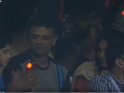 IPL: Rahul Dravid chooses normal stands over VIP Box at chinnaswamy | द्रविड़ ने VIP बॉक्स छोड़ आम लोगों के साथ देखा मैच, सोशल मीडिया पर फैंस ने ऐसे किया सैल्यूट