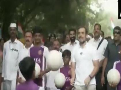 Political ruckus is going on in Rajasthan, Rahul Gandhi is playing football with children in Kerala | राजस्थान में चल रहा है सियासी बवाल, राहुल गांधी केरल में बच्चों के साथ खेल रहे हैं फुटबाल