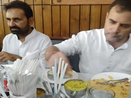 Rahul Gandhi eats dosa in patna maurya lok picture viral | अदालती कार्रवाई के बाद राहुल गांधी ने पटना के एक रेस्त्रा में खाया डोसा, वायरल हुई तस्वीर