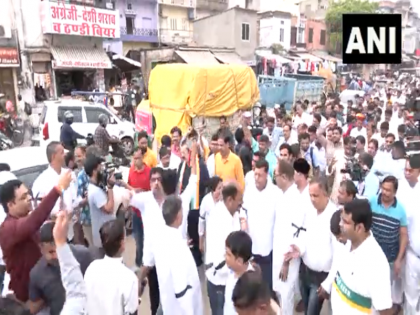 rahul gandhi Congress workers protest in Delhi Rajasthan Bihar against Gujarat High Court verdict in defamation case | मानहानि मामले में गुजरात हाईकोर्ट के फैसले के खिलाफ कांग्रेस कार्यकर्ताओं का दिल्ली, राजस्थान और बिहार में प्रदर्शन