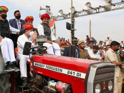 Congress leader Rahul Gandhi drives tractor in Roopangarh Rajasthan farmer kisan cm ashok pm modi | राहुल गांधी की राजस्थान यात्राः ट्रैक्टर पर सवार, ऊंट गाड़ी पर चढ़े, तेजाजी महाराज की पूजा-अर्चना की