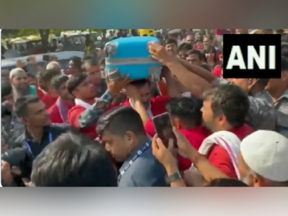 Rahul Gandhi becomes porter at Anand Vihar railway station watch video | Watch: लाल शर्ट पहने...सिर पर बैग उठाये रेलवे स्टेशन पर कुली बने राहुल गांधी