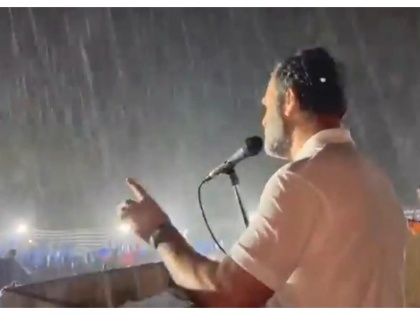 WATCH Congress MP Rahul Gandhi addresses public rally amid rains in Mysuru during the ongoing 'Bharat Jodo Yatra' Karnataka see video | Bharat Jodo Yatra: तेज बारिश के बीच राहुल गांधी का भाषण, कहा-हमें कोई नहीं रोक सकता...,देखें वीडियो