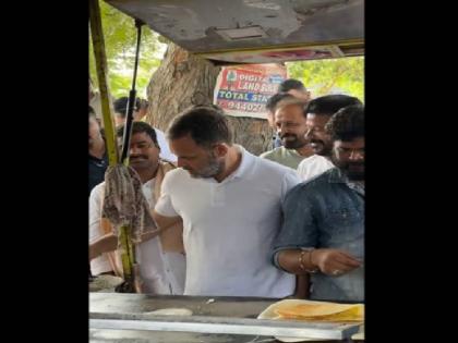 Watch Rahul Gandhi made dosa on the roadside in Telangana enjoyed the dish with people video viral | Watch: तेलंगाना में सड़क किनारे राहुल गांधी ने बनाया डोसा, लोगों के साथ व्यंजन का लिया आनंद; वीडियो वायरल