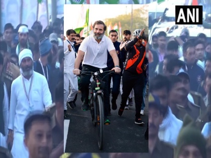 Bharat Jodo Yatra moves from Indore to Ujjain Rahul Gandhi seen riding bicycle after bullet | इंदौर से उज्जैन की ओर बढ़ी भारत जोड़ो यात्रा, बुलेट के बाद साइकिल की सवारी करते दिखे राहुल गांधी