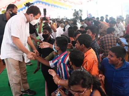Congress leader Rahul Gandhi doing push-ups and 'Aikido' students St. Joseph's Matriculation School Mulagumoodubn Tamil Nadu | राहुल गांधी ने मंच पर छात्रा के साथ किए पुशअप, डांस में आजमाए हाथ, देखें वीडियो