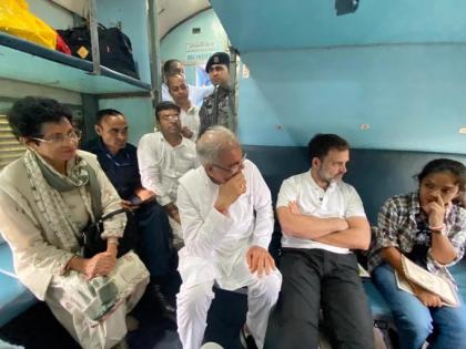 WATCH Congress MP Rahul Gandhi board train to travel from Bilaspur to Raipur in Chhattisgarh see video | बिलासपुर में सभा को संबोधित करने के बाद ट्रेन से रायपुर पहुंचे राहुल गांधी, देखें वीडियो