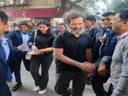 Rahul Gandhi appears walking in market of Delhi in black T-shirt | राहुल गांधी अब ब्लैक टीशर्ट में दिल्ली के बाजार में चहलकदमी करते आए नजर, लोग पास आकर लेने लगे सेल्फी