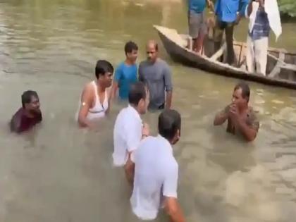 Rahul Gandhi, who was in Bihar for the assembly election campaign, went into a pond and caught a fish, and also tasted local food | बिहार विधानसभा चुनाव प्रचार में आए राहुल गांधी ने तालाब में उतरकर पकड़ी मछली, स्थानीय भोजन का भी चखा स्वाद