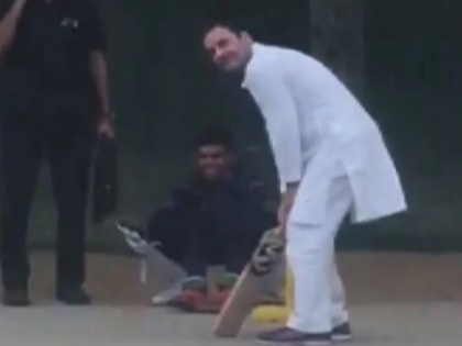VIDEO: Rahul Gandhi played cricket with college student after emergency landing of helicopter, video goes viral | VIDEO: हेलीकॉप्टर की इमरजेंसी लैंडिंग के बाद राहुल गांधी ने कॉलेज स्टूडेंट के साथ खेला क्रिकेट, लगाए चौके-छक्के