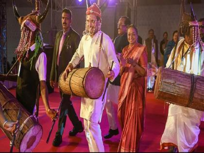Watch: Rahul Gandhi tribal dance video viral festival in Chattisgarh twitter reaction | सिर पर मुकुट पहन, ढोल बजाते हुए राहुल गांधी का आदिवासी डांस वीडियो वायरल, यूजर्स बोले- मिला मीम का नया मैटेरियल
