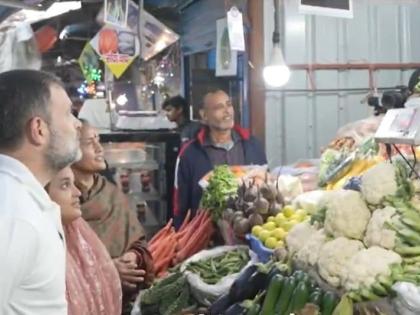 Delhi Kalkaji vegetable market Garlic was once ₹40 today ₹400 peas 120 per kg Rahul reached rising inflation spoiled kitchen budget common man watch video | Delhi market: लहसुन कितने के भैया, 400 रुपये किलो?, सब्जी मंडी पहुंचे राहुल गांधी, देखें वीडियो