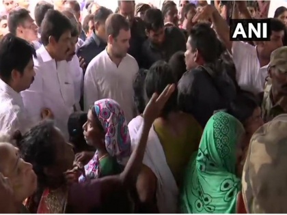 Kerala: Rahul Gandhi reaches at a relief camp in Boodanam Church in Nilambur and meets flood affected people | केरलः अपने संसदीय क्षेत्र वायनाड पहुंचे राहुल गांधी, बाढ़ प्रभावित लोगों से की मुलाकात