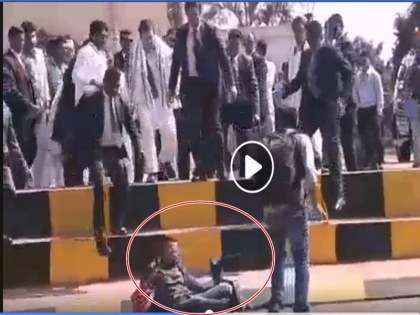 Video: Rahul Gandhi Lends a Helping Hand to Journalist Who Fell on His Head in Odisha | VIDEO: फोटो लेने की कोशिश में सीढ़ियों से गिरा पत्रकार, राहुल गांधी ने दौड़कर उठाया