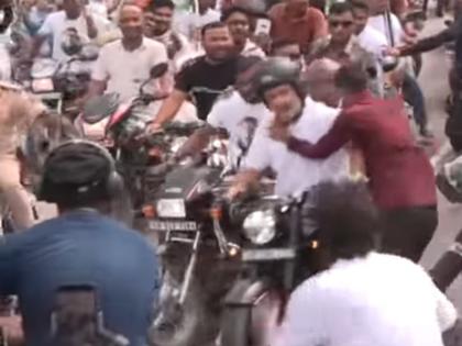 Fan hugs Rahul Gandhi in Bihar rally, gets slapped VIDEO | VIDEO: बिहार में बाइक रैली के दौरान राहुल गांधी से गले मिला फैन, सुरक्षाकर्मी ने जड़ा थप्पड़