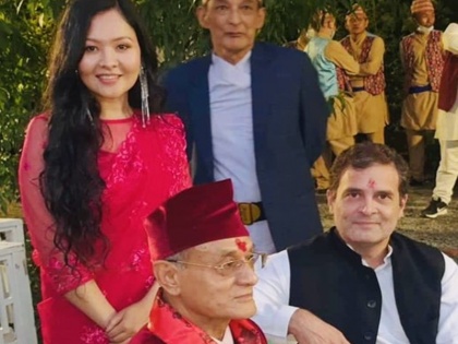 Nepali singer Saraswati Khatri shared a picture with Rahul Gandhi Congress leader simple and humble | राहुल गांधी के साथ नेपाली सिंगर सरस्वती खत्री ने साझा की तस्वीर, कांग्रेस नेता की इन शब्दों से की तारीफ