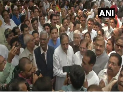 Rahul Gandhi lead protest march to CBI HQ against the removal of CBI Chief Alok Verma | CBI डायरेक्टर की बहाली को लेकर कांग्रेस का हल्ला बोल, दिल्ली में राहुल की अगुवाई में प्रदर्शन