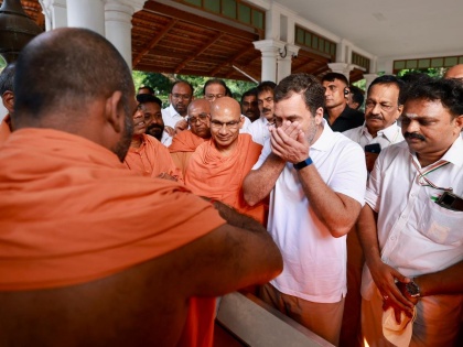 Kerala Congress MP Rahul Gandhi visited Sivagiri Mutt in Varkala Thiruvananthapuram pay obeisance Samadhi of Sree Narayana Guru see pics video | शिवगिरि मठ पहुंचे राहुल गांधी, समाज सुधारक श्री नारायण गुरु को दी श्रद्धांजलि, देखें वीडियो